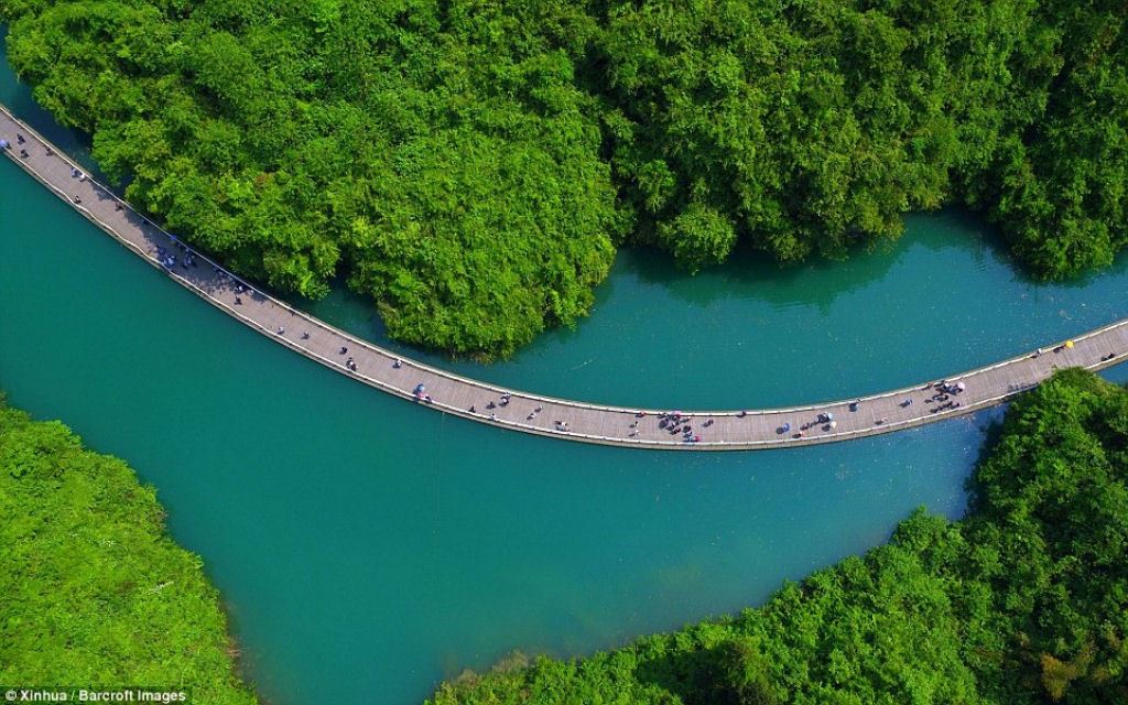 O caminho que flutua sobre o rio Shiziguan, na China
