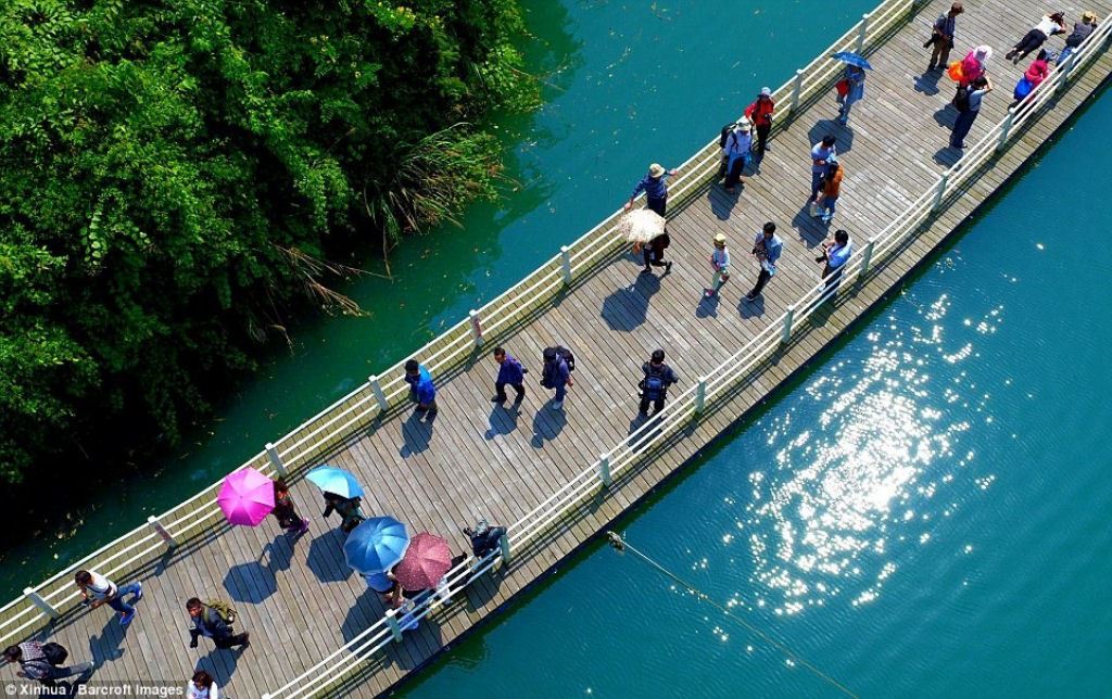 O caminho que flutua sobre o rio Shiziguan, na China